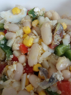 Una foto de Ensalada de alubias con quinoa