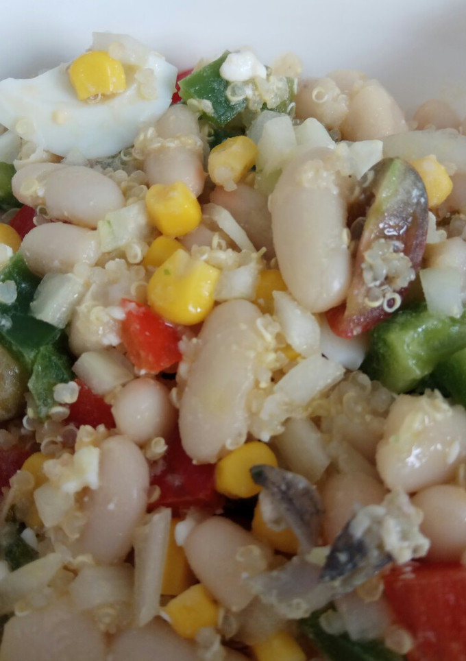 Una foto de Ensalada de alubias con quinoa