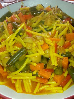 Una foto de Fideos con verduras de temporada (vegano)