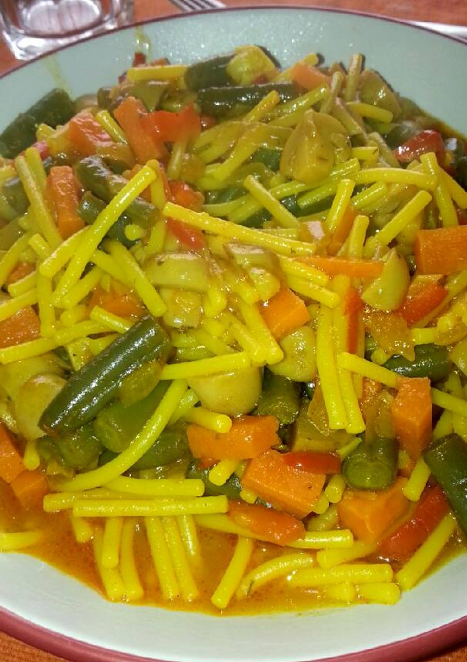 Una foto de Fideos con verduras de temporada (vegano)