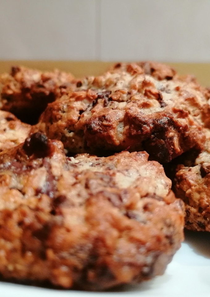 Una foto de Galletas de avena, plátano y chips de chocolate
