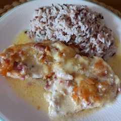 Una foto de Finomcsirke - pollo con arroz - comida húngara en castellano