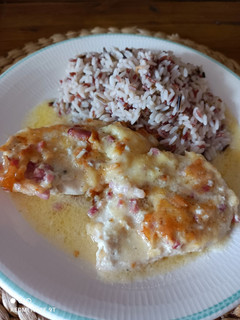 Una foto de Finomcsirke - pollo con arroz - comida húngara en castellano