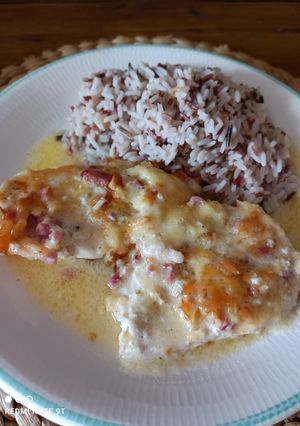 Una foto de Finomcsirke - pollo con arroz - comida húngara en castellano