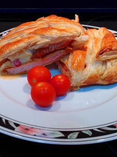 Una foto de Trenza de hojaldre con lomo adobado y pimientos del piquillo