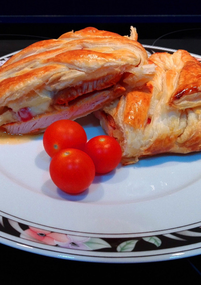 Una foto de Trenza de hojaldre con lomo adobado y pimientos del piquillo