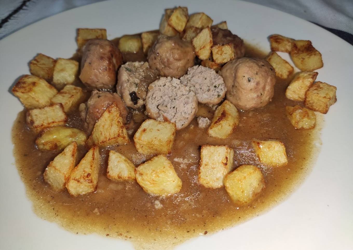 Albóndigas en salsa con patatas fritas