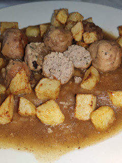 Una foto de Albóndigas en salsa con patatas fritas