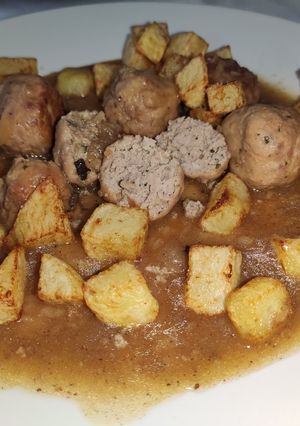 Foto principal de Albóndigas en salsa con patatas fritas