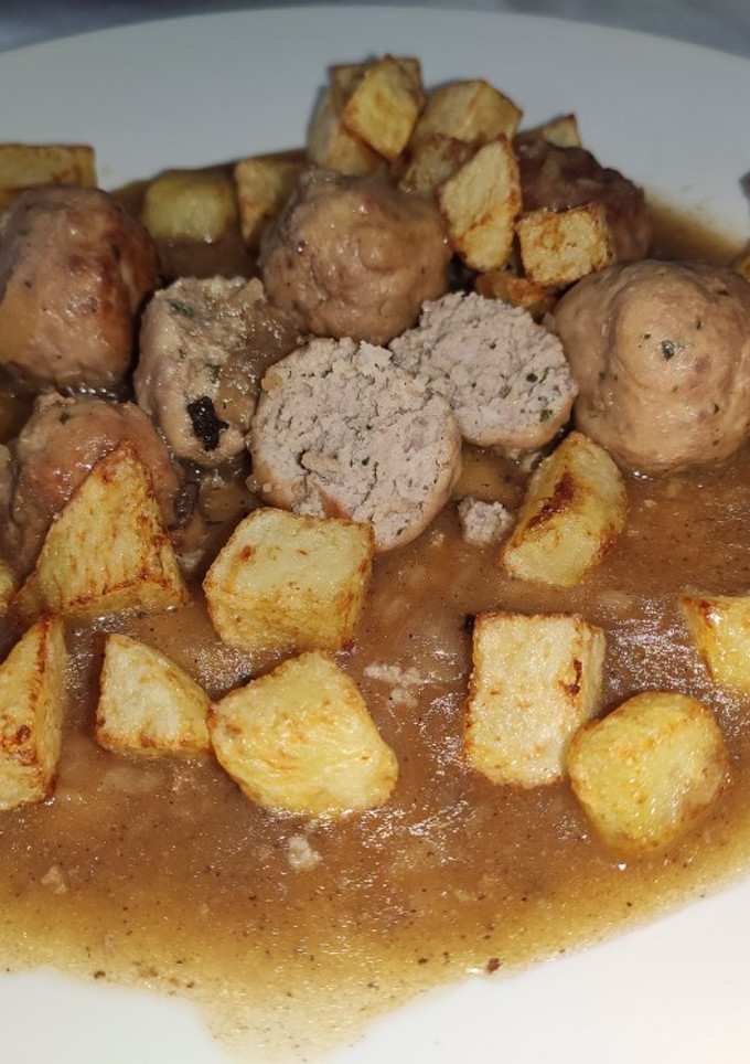 Una foto de Albóndigas en salsa con patatas fritas
