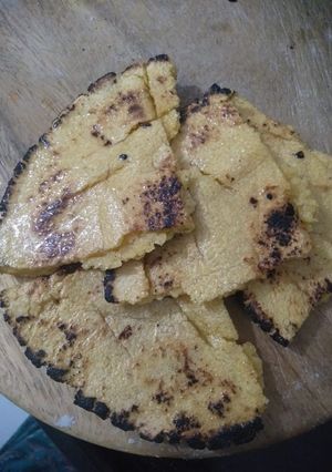 મકાઈ ના રોટલા (Makai Rotla Recipe In Gujarati) રેસીપી મુખ્ય ફોટો