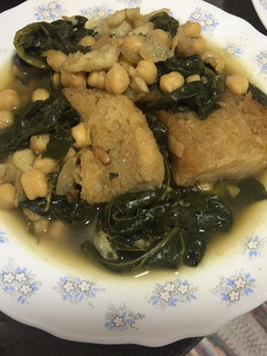 Una foto de Potaje de bacalao y espinacas