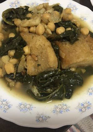 Una foto de Potaje de bacalao y espinacas
