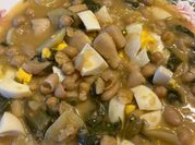 Una foto de potaje de garbanzos y habichuelas y con patatas
