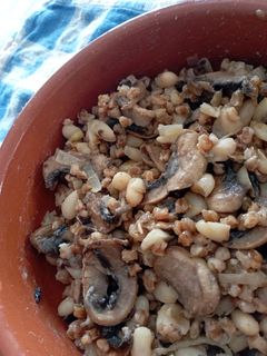 Una foto de Trigo con alubias y champiñones