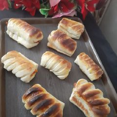 A picture of Chicken bread rolls.