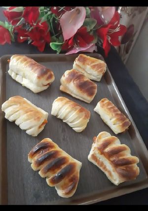 A picture of Chicken bread rolls.