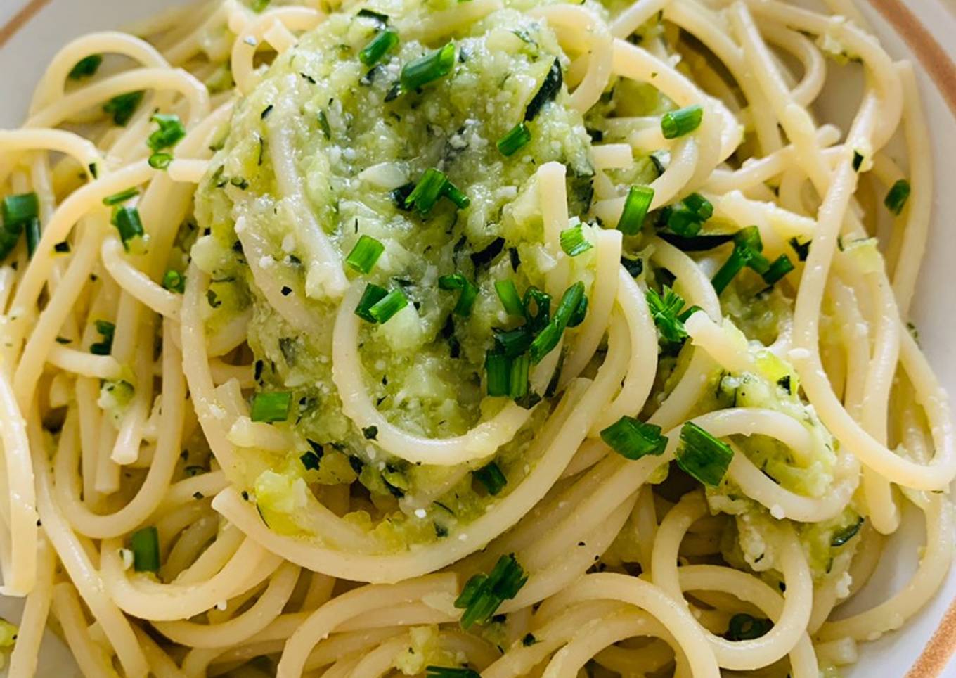 Espaguetis con salsa de calabacín y limón con aroma de menta