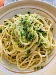 Una foto de Espaguetis con salsa de calabacín y limón con aroma de menta