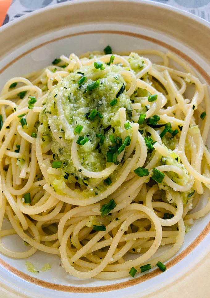 Una foto de Espaguetis con salsa de calabacín y limón con aroma de menta