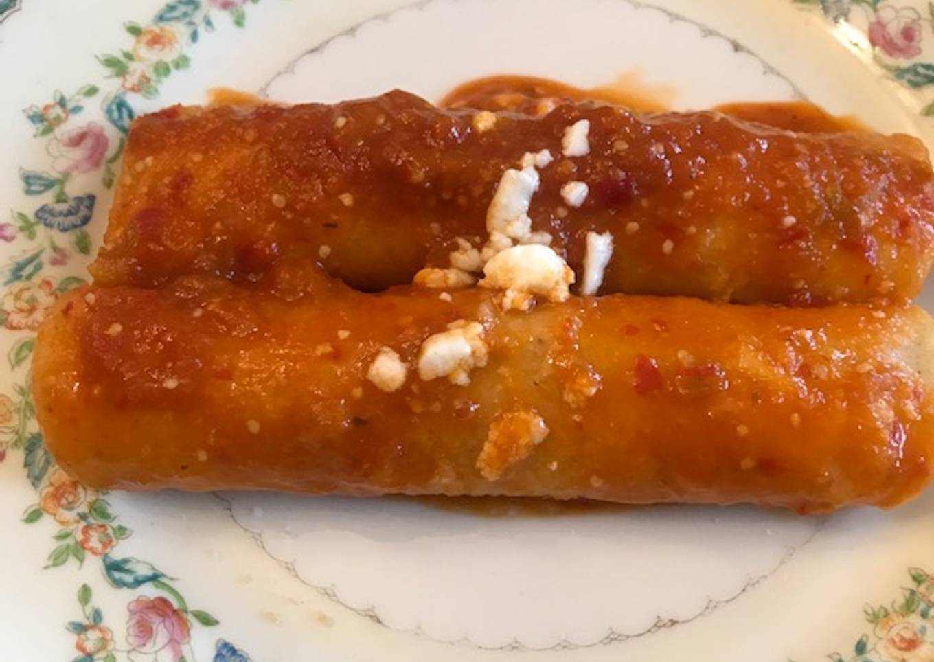 Enchiladas con guajillo y tomate verde