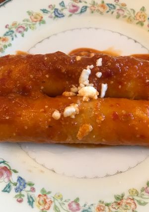 Una foto de Enchiladas con guajillo y tomate verde