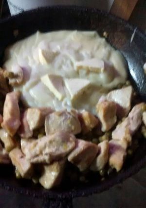 Una foto de Pechugas con ajo y colchón de arvejas y como con guarnición puré de papas