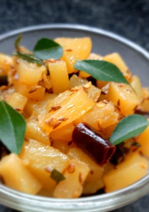 ना कांदा ना लसूण बटाटा सुकी भाजी (batata sukhi bhaji recipe in marathi) रेसिपी चे मुख्य फोटो