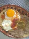 Sábana de filete de cerdo a caballo con salsas divorciadas