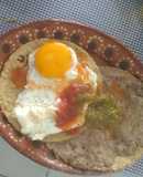 Sábana de filete de cerdo a caballo con salsas divorciadas