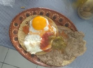 Una foto de Sábana de filete de cerdo a caballo con salsas divorciadas