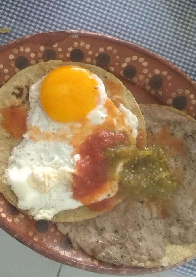 Una foto de Sábana de filete de cerdo a caballo con salsas divorciadas