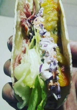 Una foto de Tostadas mexicanas con vegetales y ensalada agridulce