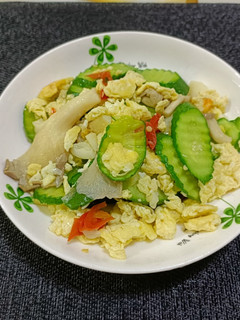 黃瓜秀珍菇炒蛋(簡單料理) 的食譜成品照片
