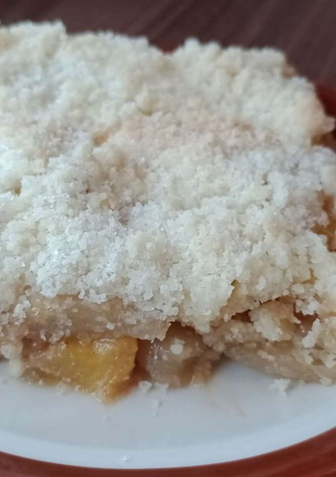 Una foto de Crumble de manzana y durazno