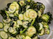 A picture of wakame salad