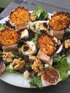 Una foto de Ensalada 🥗 de foe, higos secos, crujiente de y parmesano y queso 🧀 de cabra