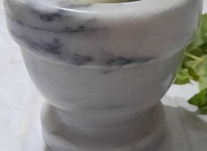 Una foto de Pesto de albahaca en mortero y procesadora
