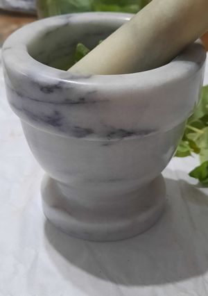 Una foto de Pesto de albahaca en mortero y procesadora