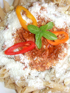 Una foto de Pasta integral con pesto rojo de albahaca