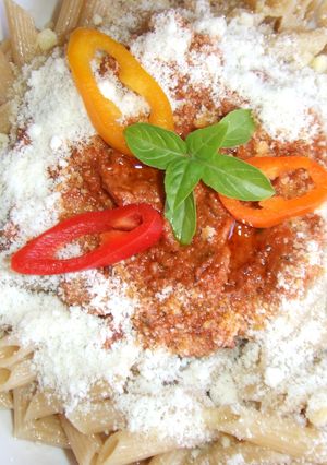 Una foto de Pasta integral con pesto rojo de albahaca