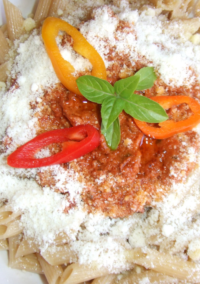 Una foto de Pasta integral con pesto rojo de albahaca