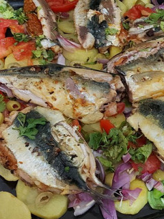 صورة لوصفة سمك بالخضر في الفرن