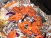 Una foto de encebollado tomate