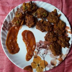 A picture of Pakauri (pyaz ke pakode).