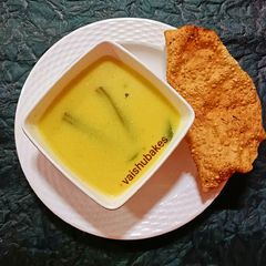 A picture of Maharashtrian Kadhi with Drumsticks.