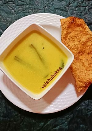 A picture of Maharashtrian Kadhi with Drumsticks.