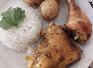 Una foto de Pollo al horno con papitas, especias y mantequilla