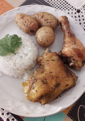 Una foto de Pollo al horno con papitas, especias y mantequilla