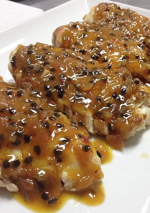 Una foto de Pechugas de pollo en salsa de Maracuyá